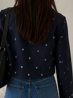 Veste en jean avec des trous - vue de face portée