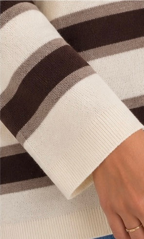 Pull rayé écru et chocolat à col polo