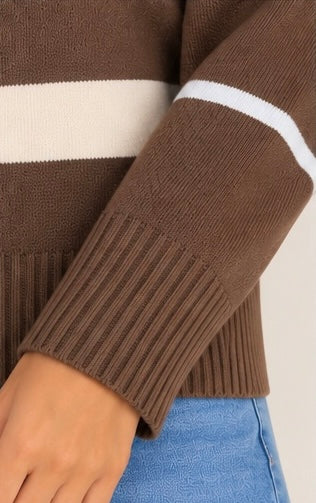 Gilet en maille marron et écru à boutons dorés