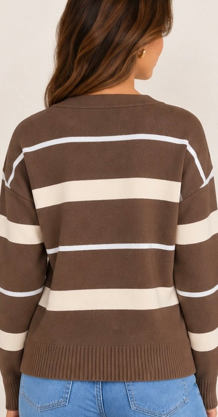 Gilet en maille marron et écru à boutons dorés