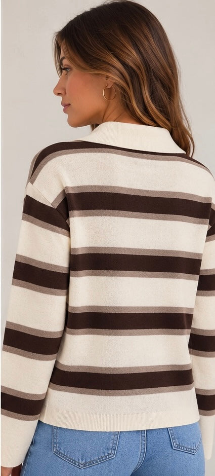 Pull rayé écru et chocolat à col polo