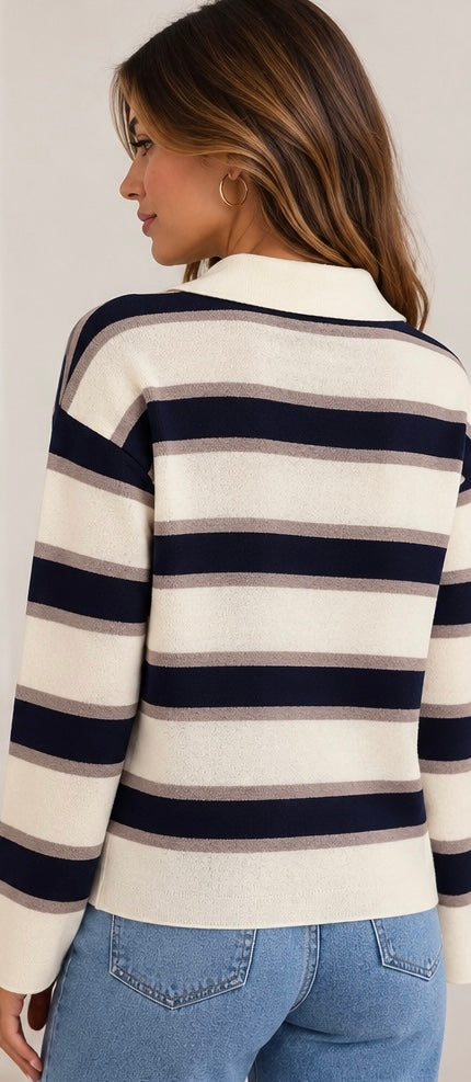 Pull rayé écru et bleu marine à col polo